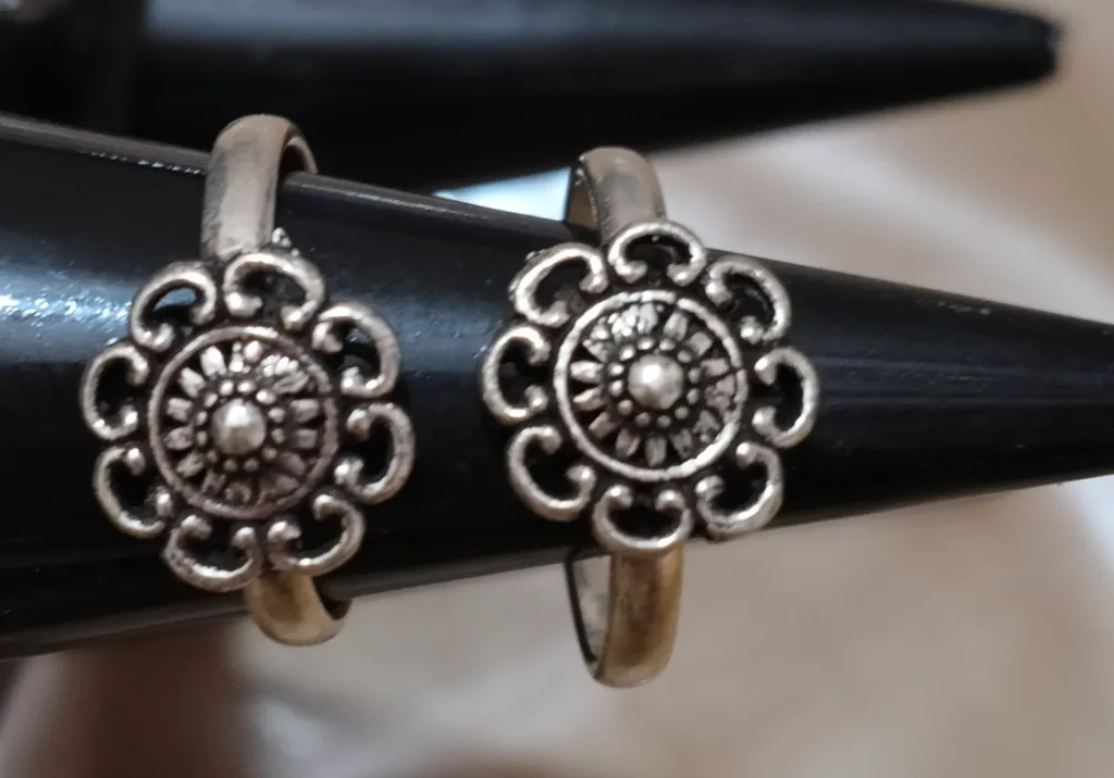 Pushp silver toe rings