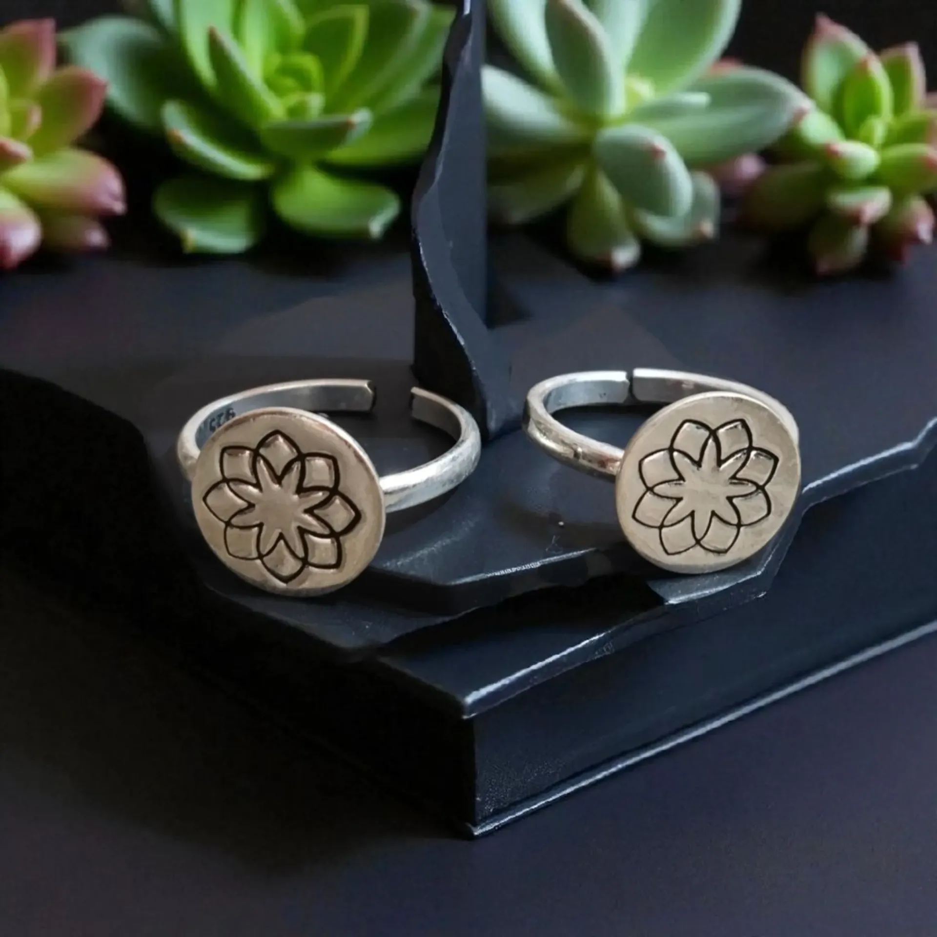 Floral engraved toe rings